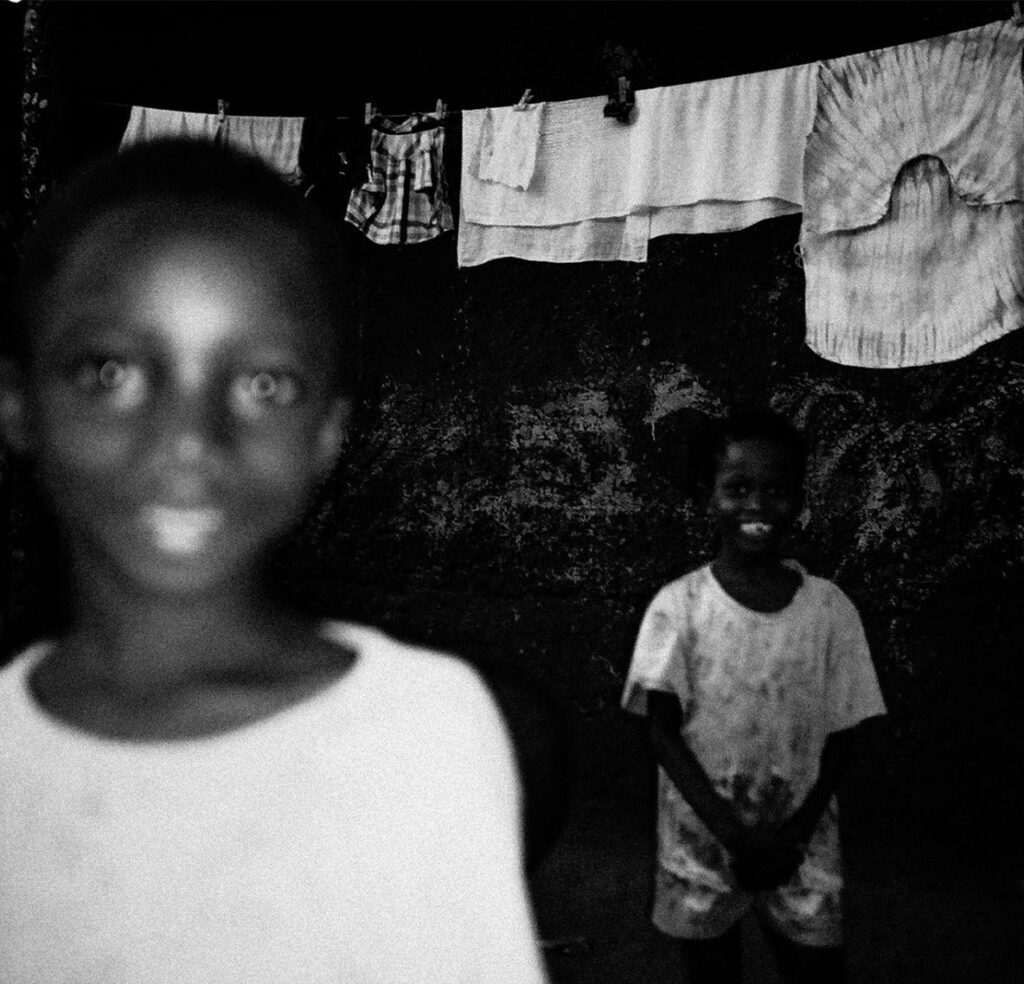 Чёрно-белая фотография детей в Африке на фоне белья, AFRICA 3, Виталий Акимов, 2019