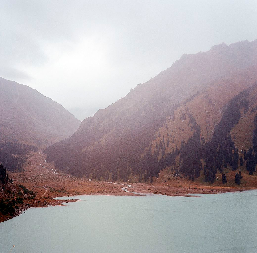 Фотография озера БАО и гор в тумане, автор Лена Цибизова, 80×80 см, 2014