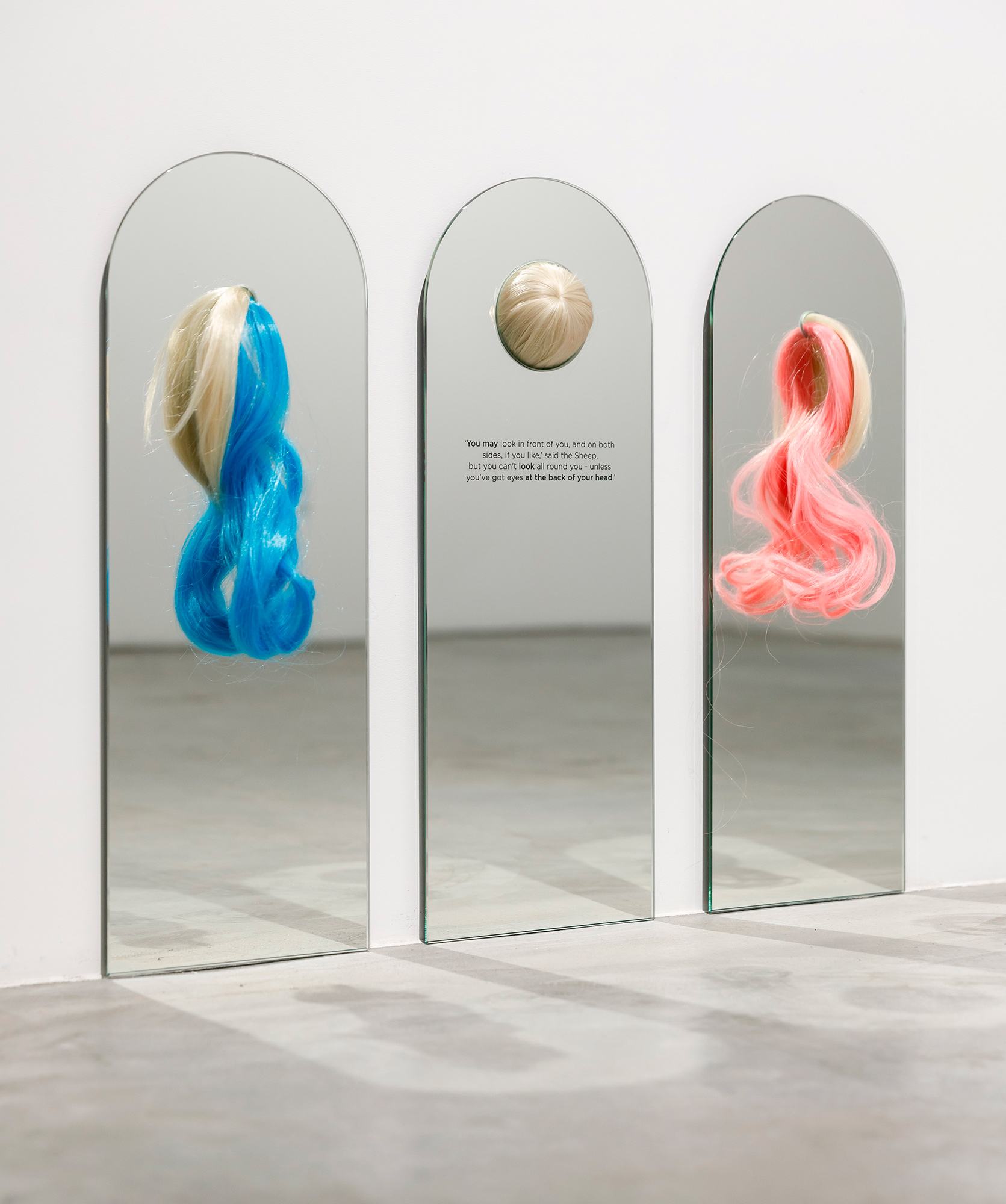 Инсталляция с зеркалами и волосами, арт-объект Кати Любавской 55×70 см