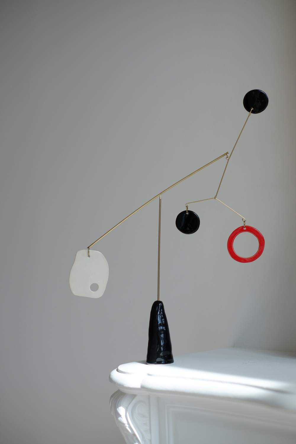 Настольный мобиль «Jean», керамика и латунь, современный арт-объект, Kinetic Levi, 2023