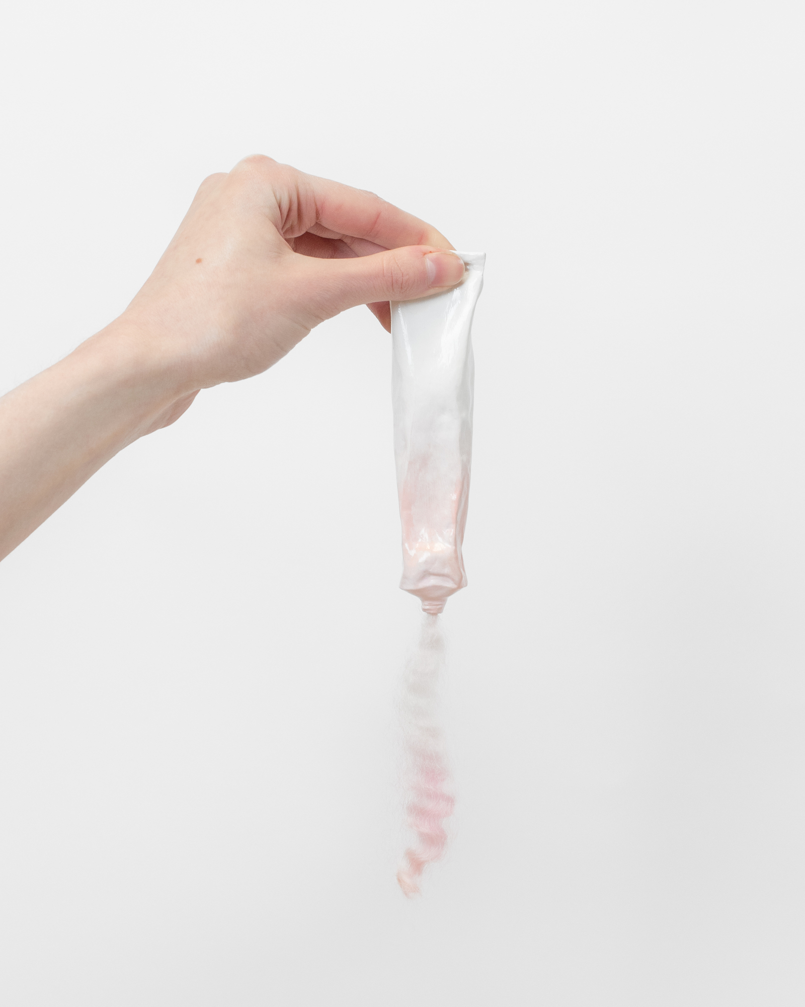 Скульптура в виде крема с волосами, гипс, 23×3 см, Катя Любавская