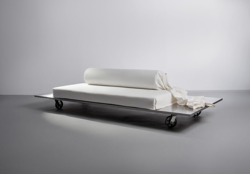 Современный диван Diva от Saga и ff0000, сталь и рогожка, арт-мебель на колесах в индустриальном стиле, 2023