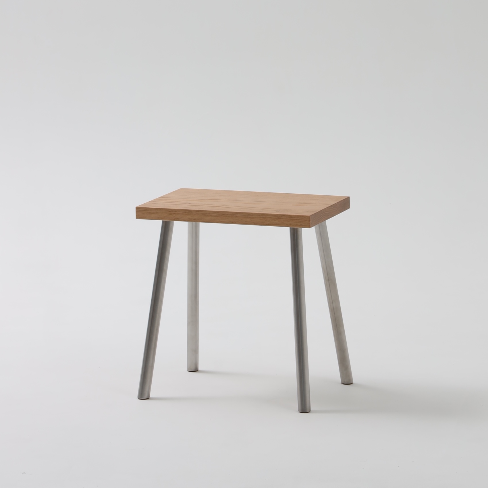 Табурет «Less stool» — современный табурет из массива дуба и нержавеющей стали, лаконичный дизайн, Россия, 2024 год.