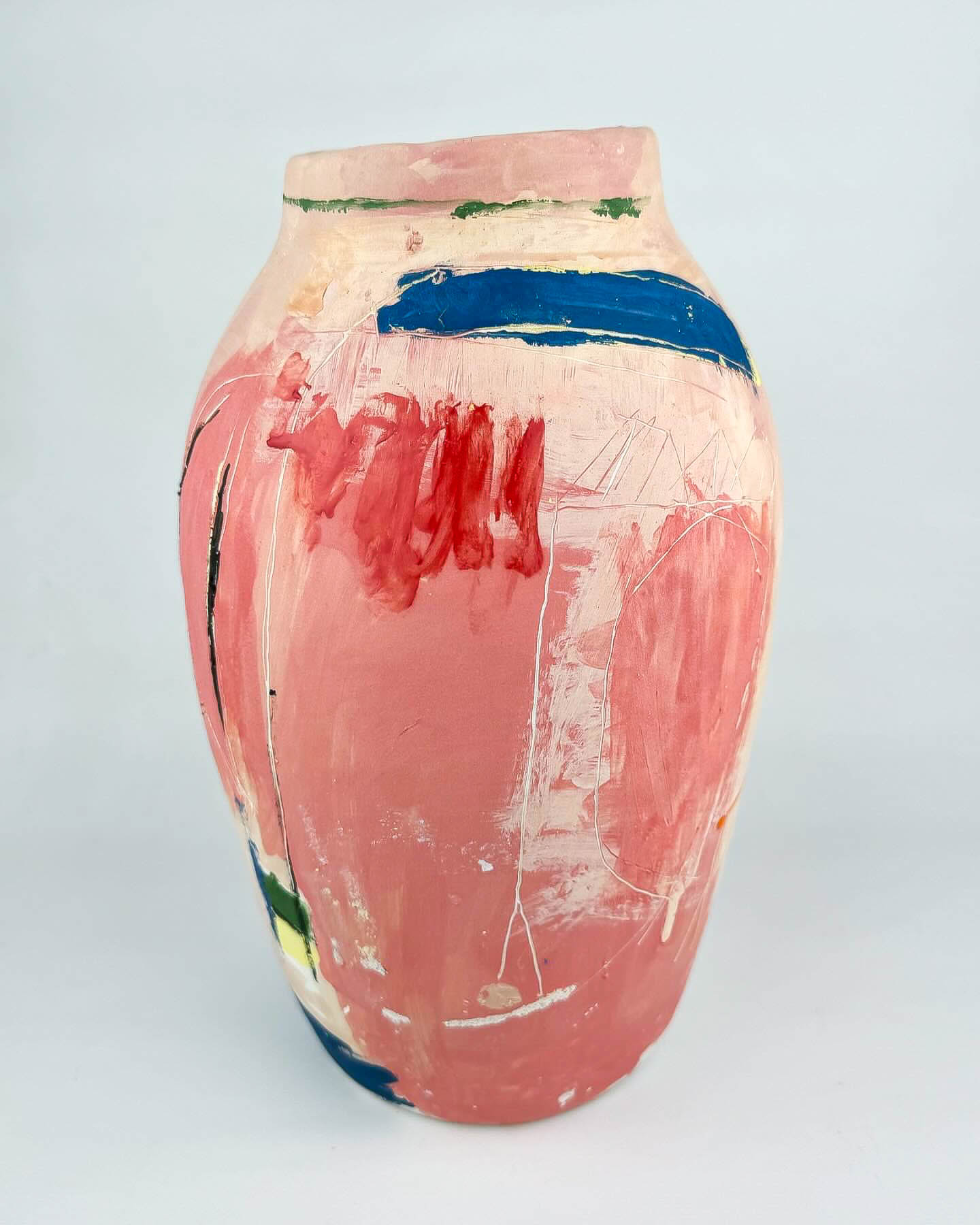 Ваза PINK vase Мария Софронова — керамическая ваза с глазурью, розового цвета с синими и красными мазками, Россия, 2024.