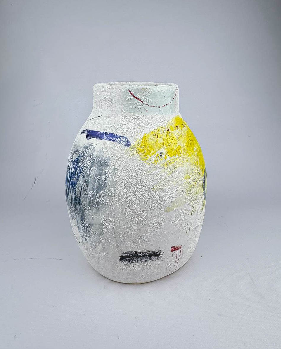 Ваза LOST vase Мария Софронова — керамическая ваза с глазурью, белая с желтыми, синими и черными абстрактными элементами, Россия, 2024.