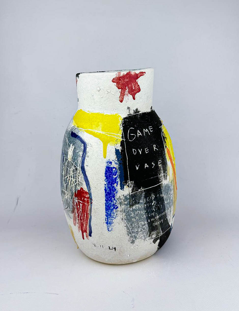 Ваза GAME OVER vase Мария Софронова — керамическая ваза с глазурью, белая с надписью «GAME OVER VASE» на черном фоне, Россия, 2024.