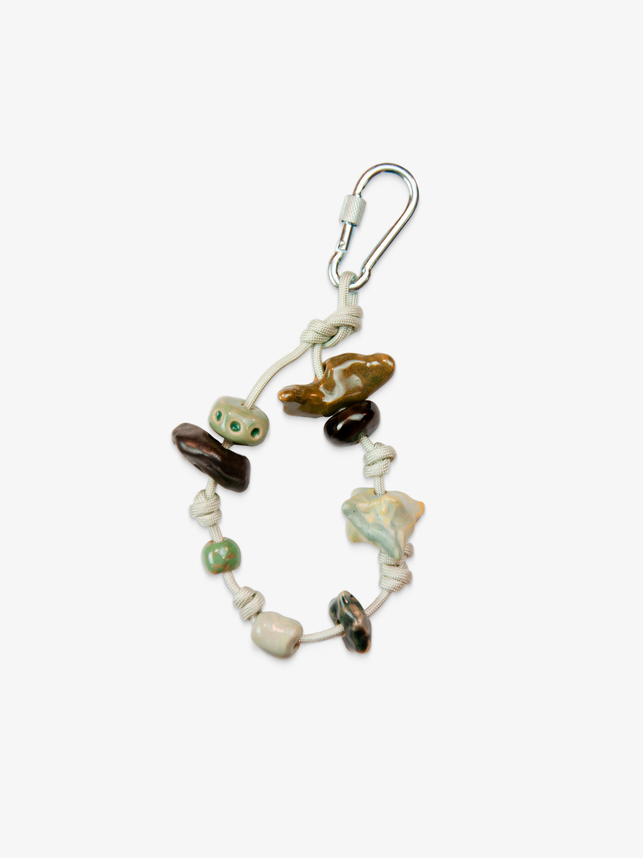 Натуральный брелок с зелёными и коричневыми бусинами на белом шнуре, керамика, ручная работа