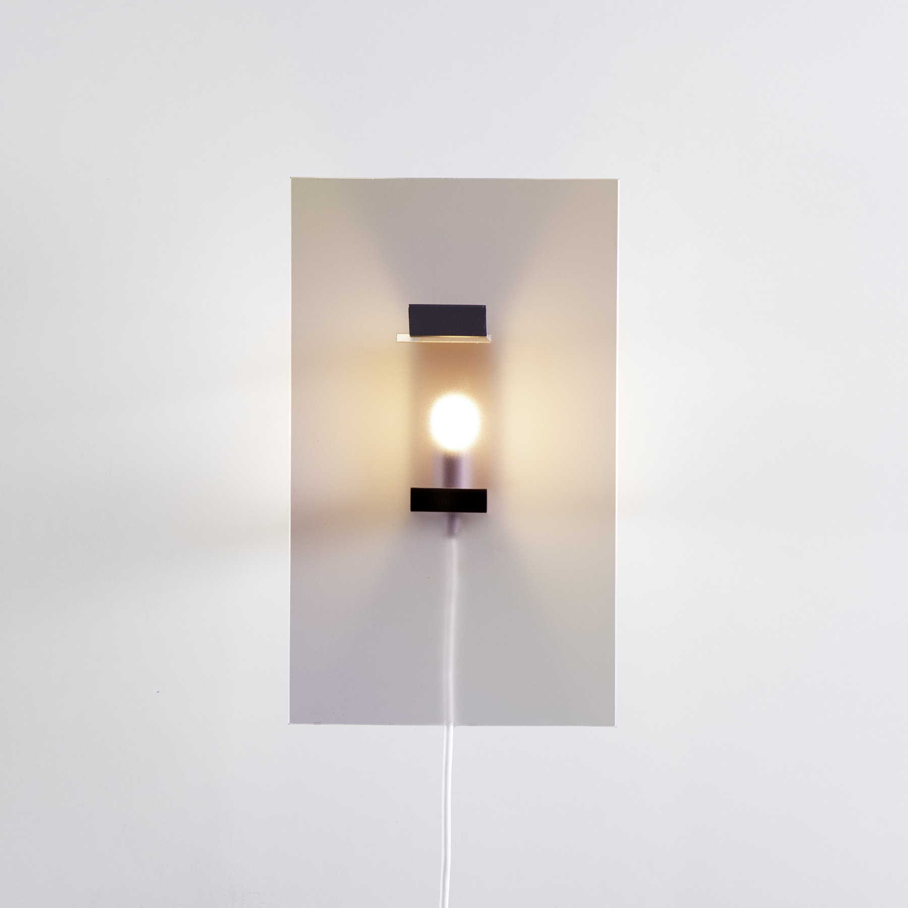 Вертикальный стеклянный бра с лампочкой по центру, минималистичный светильник Swop из стали и стекла