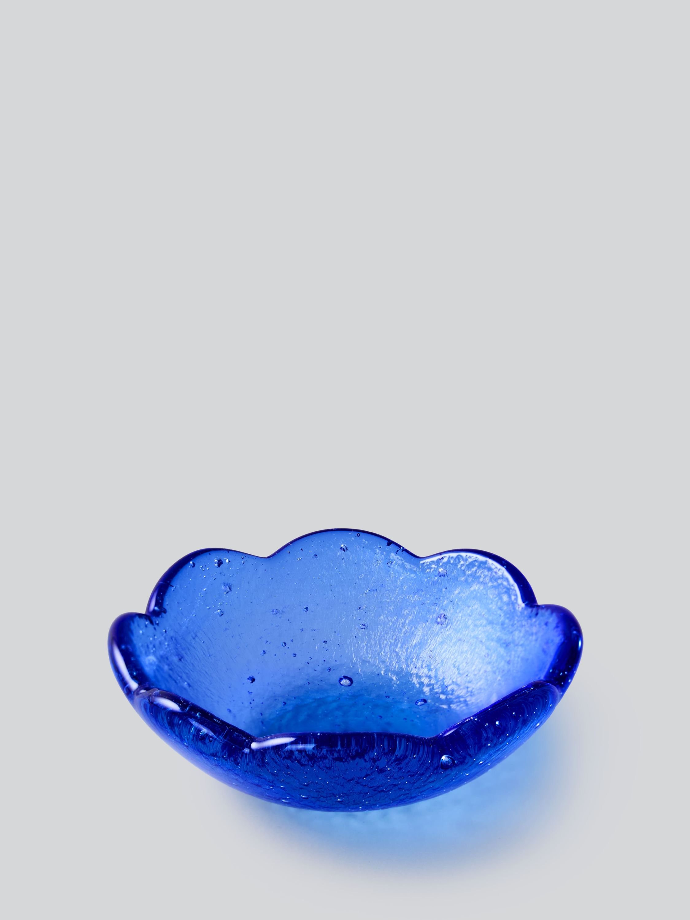 Миниатюрный соусник из синего стекла с 8 лепестками, коллекция Flora, дизайнерская посуда, 2025, Россия