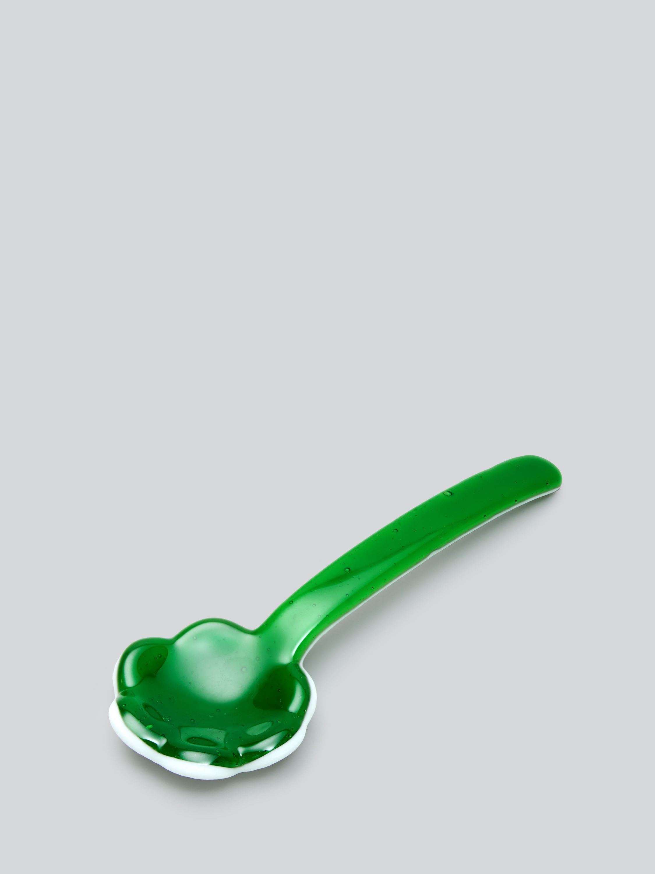 Зелёная ложка Flora в форме цветка из двухслойного стекла, ручная работа, лимитированная коллекция, 2025