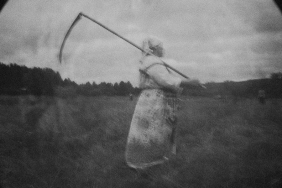 Женщина с косой в русском поле, этнографическая чёрно-белая фотография в движении