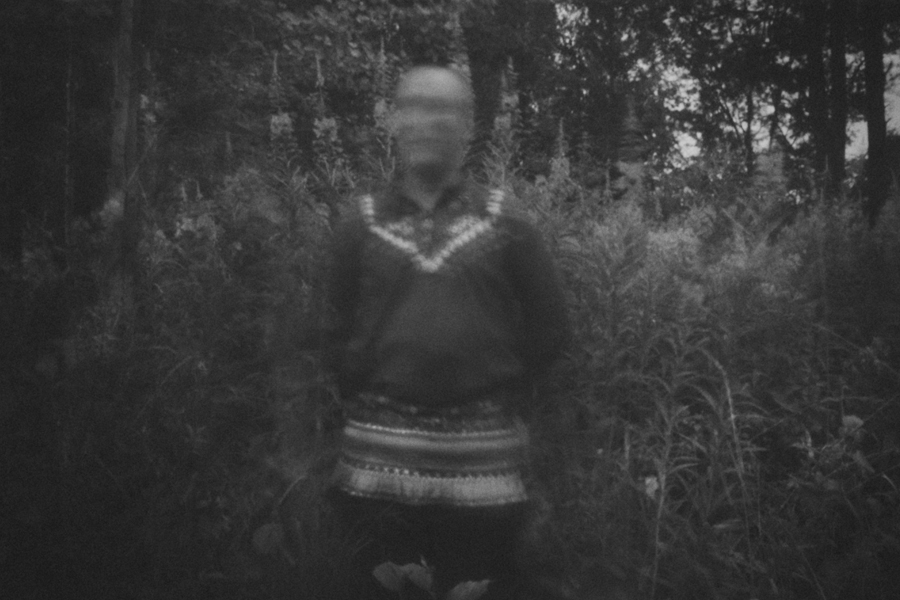 Чёрно-белая фотография мужчины в марийской рубахе, этнография, лесной фон