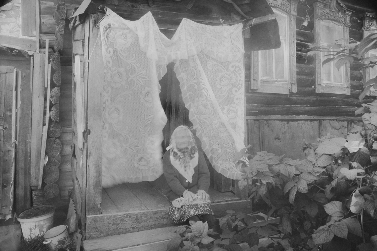 Чёрно-белый портрет бабушки на крыльце избы, деревенская фотография, этнография