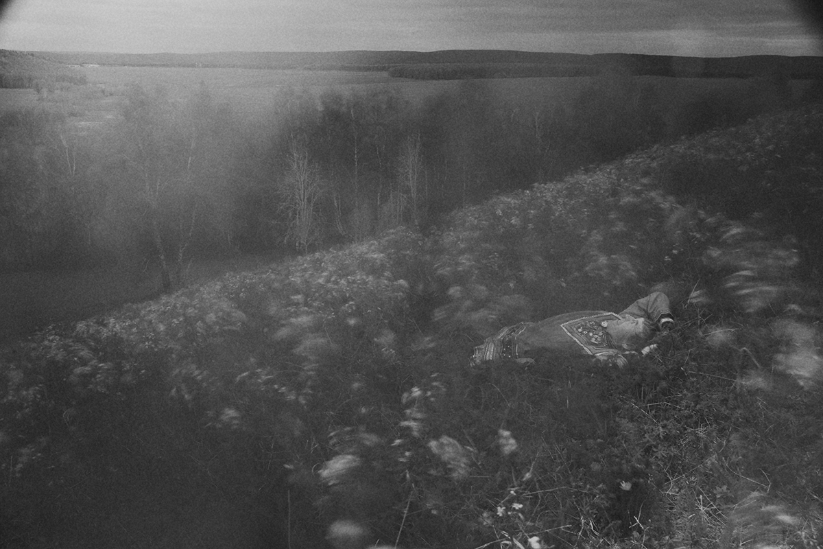 Чёрно-белая арт-фотография человека на склоне холма, этнографический пейзаж