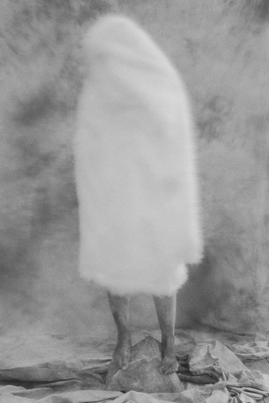 Концептуальная чёрно-белая фотография мифологического героя в тумане, современное искусство