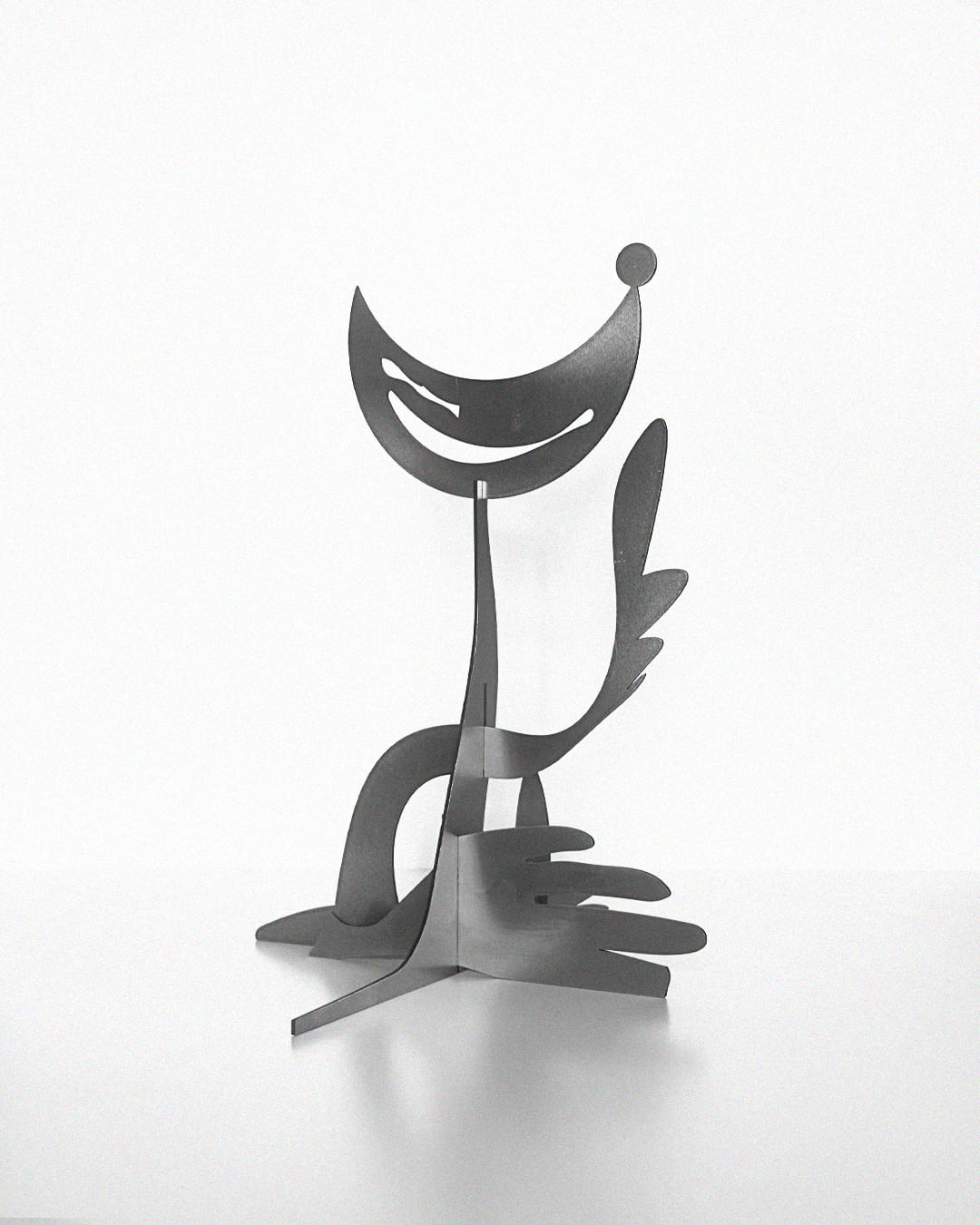 Скульптура «Сон 01» LETTER YOU – абстрактная стальная скульптура с луной, современное искусство, 2024.