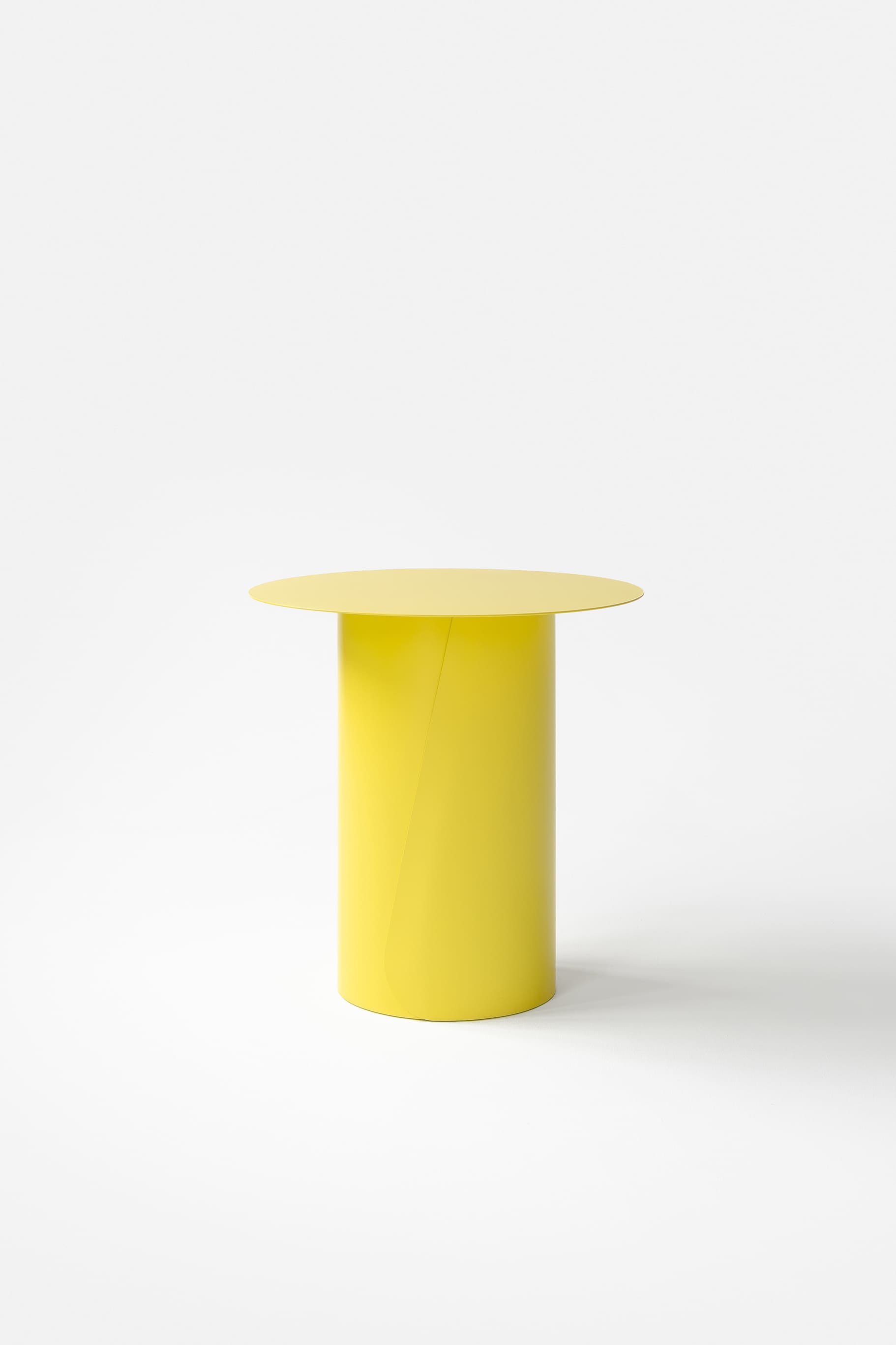 Столик HUG — жёлтый металлический дизайнерский стол, современный стиль, минимализм