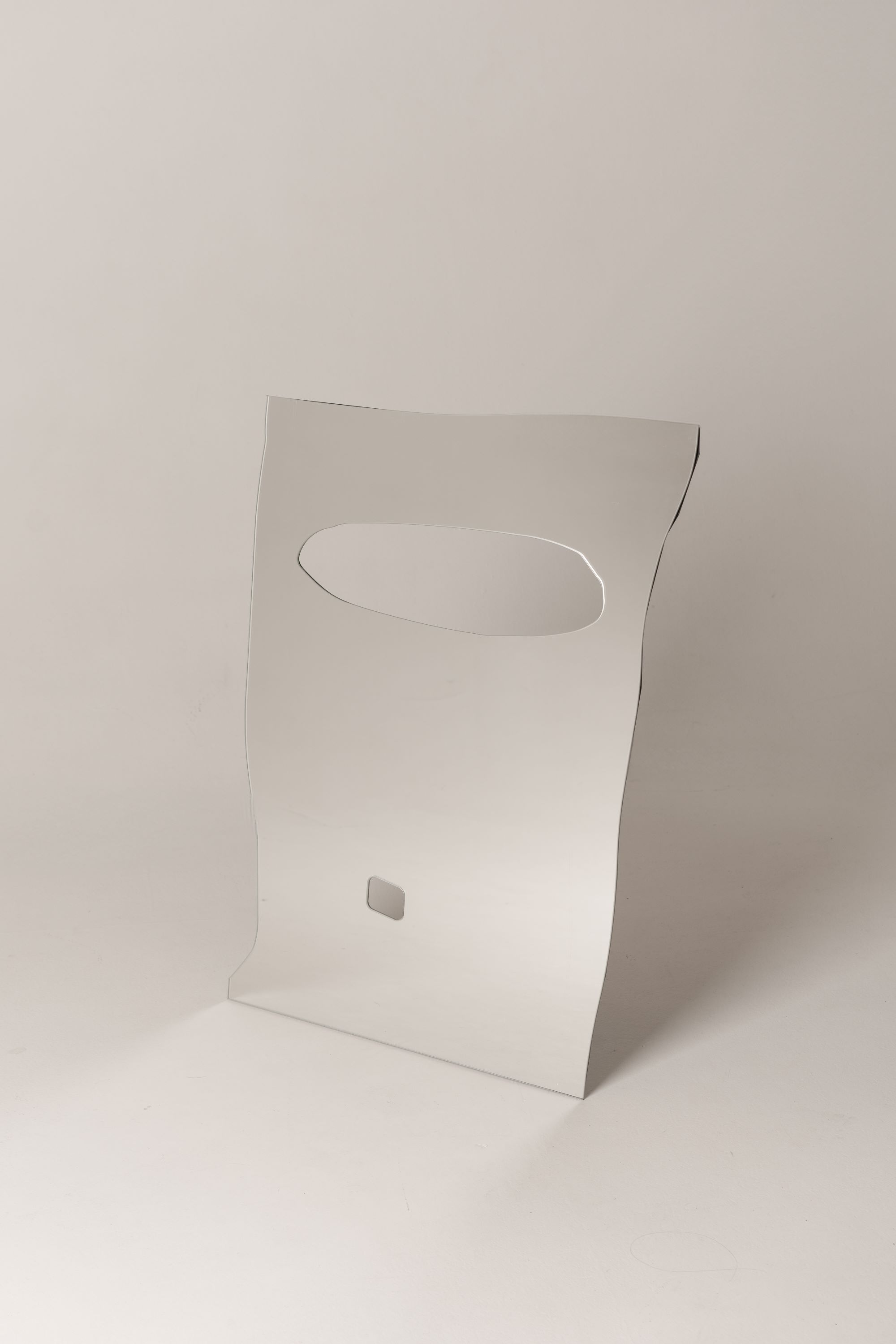 Зеркало №9 из серии «Нарциссы» Saga, современное фигурное зеркало из стекла с двумя геометричными отверстиями