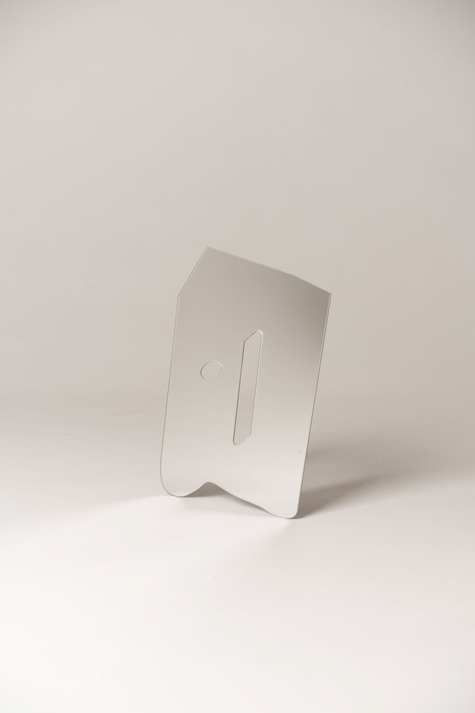 Зеркало №32 из серии «Нарциссы» Saga, асимметричное стекло с узким вертикальным и круглым вырезами