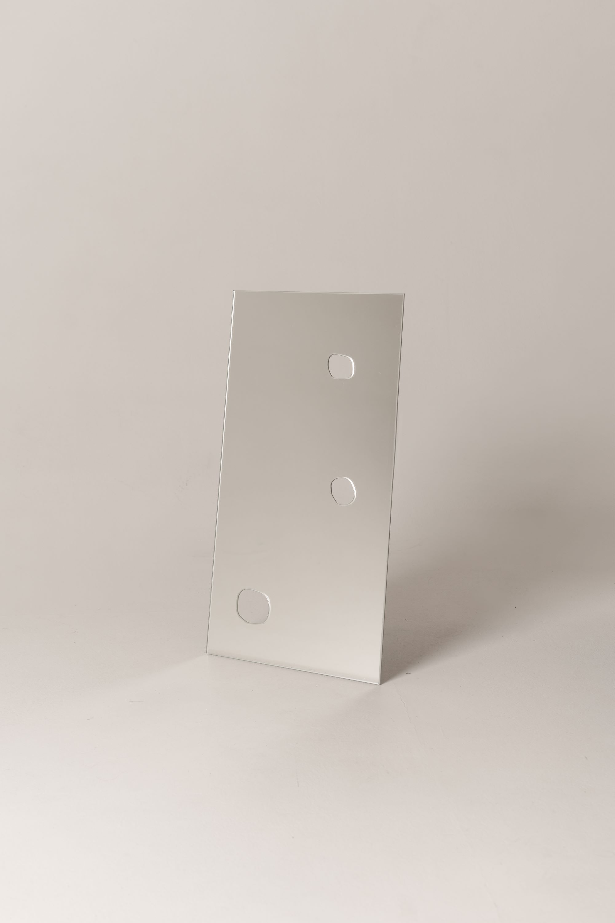 Зеркало №4 из серии «Нарциссы» Saga, минималистичное прямоугольное стеклянное зеркало с тремя круглыми вырезами