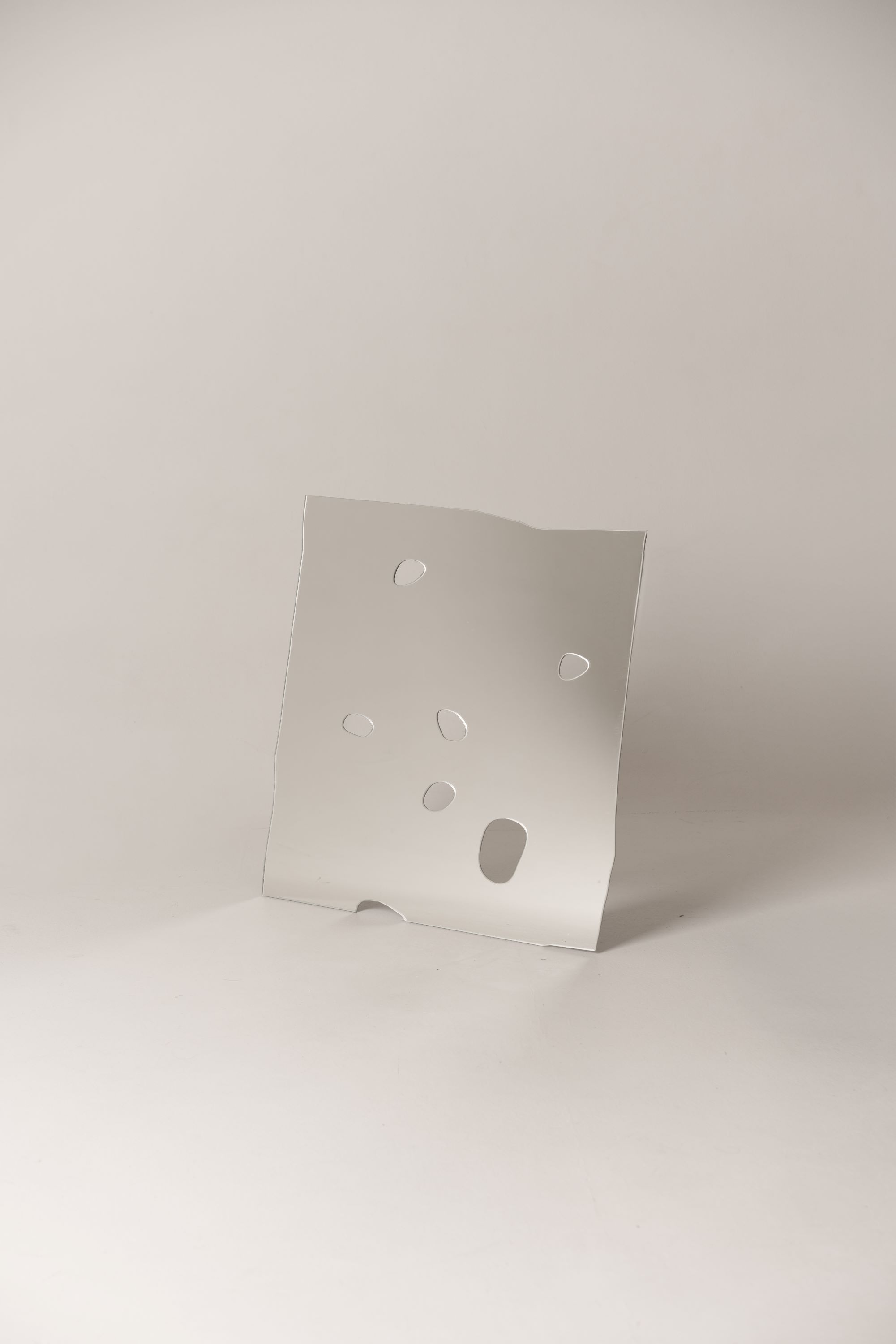 Зеркало №6 из серии «Нарциссы» Saga, дизайнерское стекло с множеством органичных вырезов, современный декор