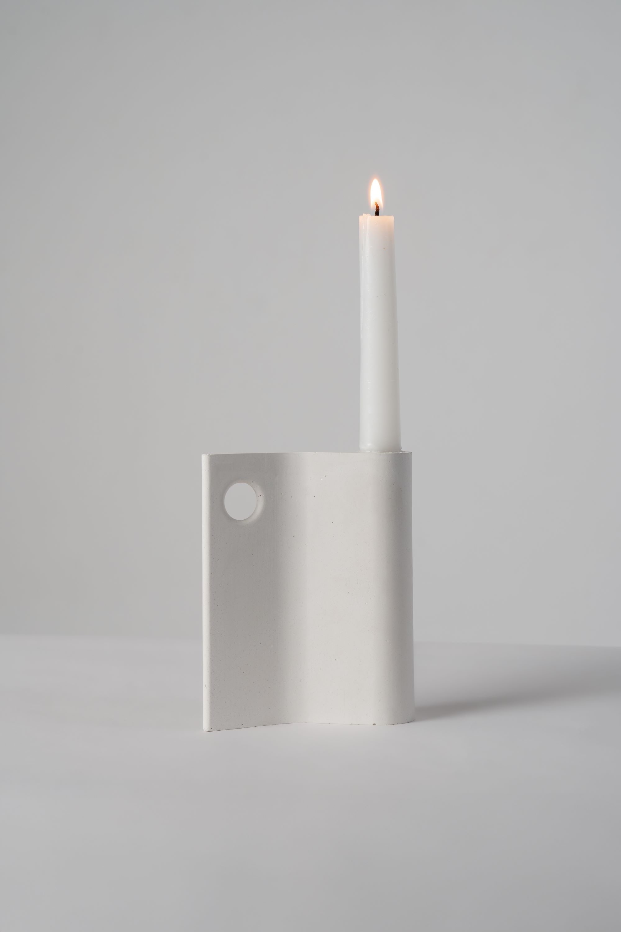 Подсвечник Saga – современный белый гипсовый подсвечник с круглым отверстием, 2023.