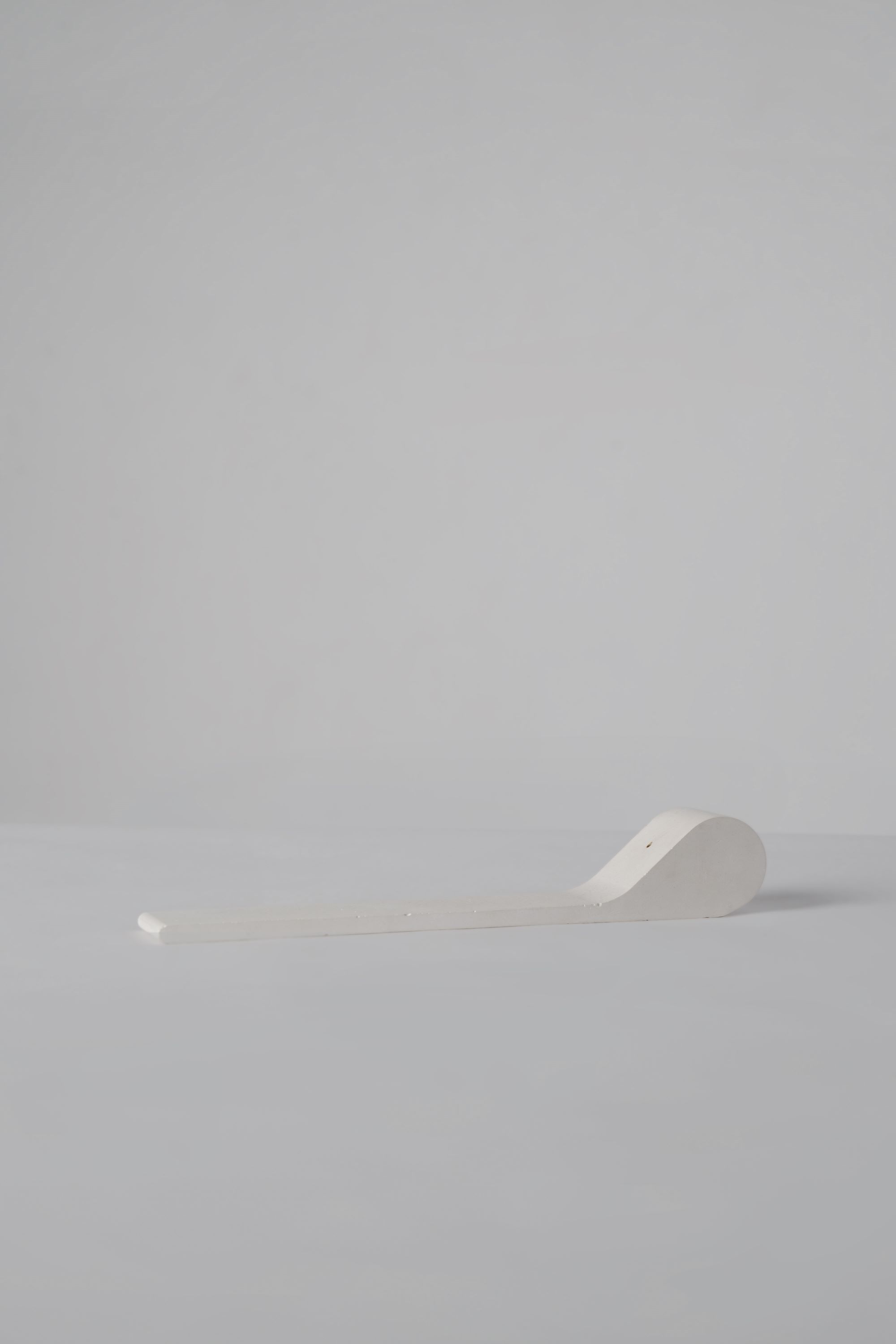 Подставка для благовоний Saga – минималистичный белый гипсовый держатель, ручная работа, 2023.