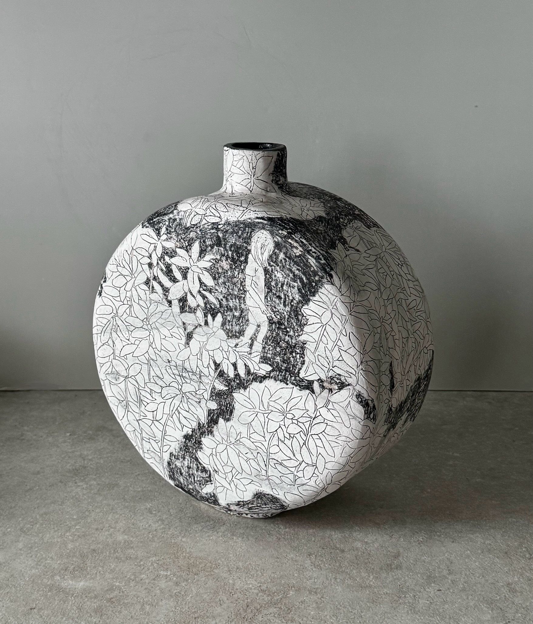 Ваза «Прятки» большая Лена Marpy — керамическая ваза с рисунком девочки в листве, глазурь, 2024