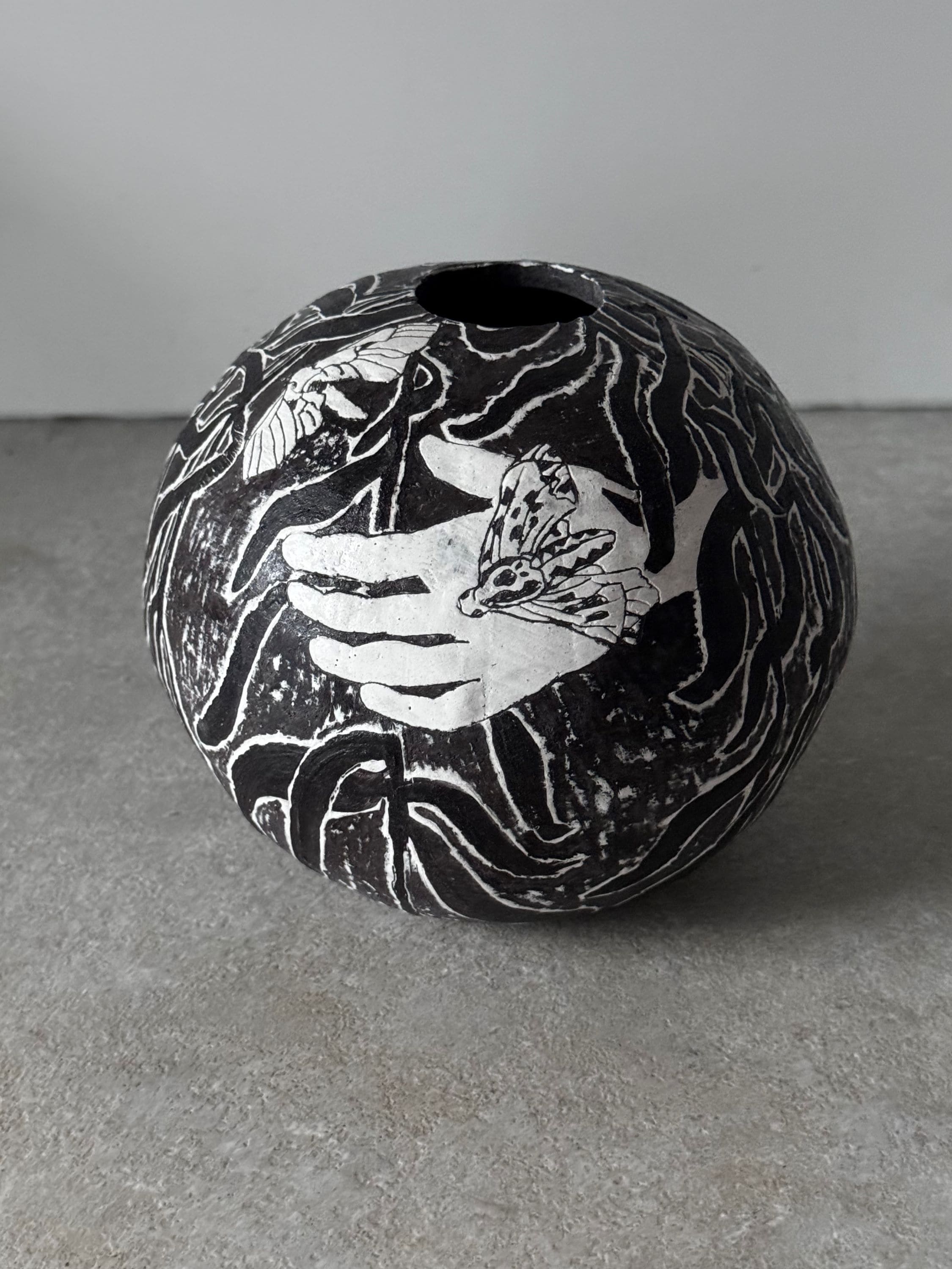 Ваза «Мотыльки 1» Лена Marpy — чёрная керамическая ваза с рисунком бабочек, глазурь, 2024