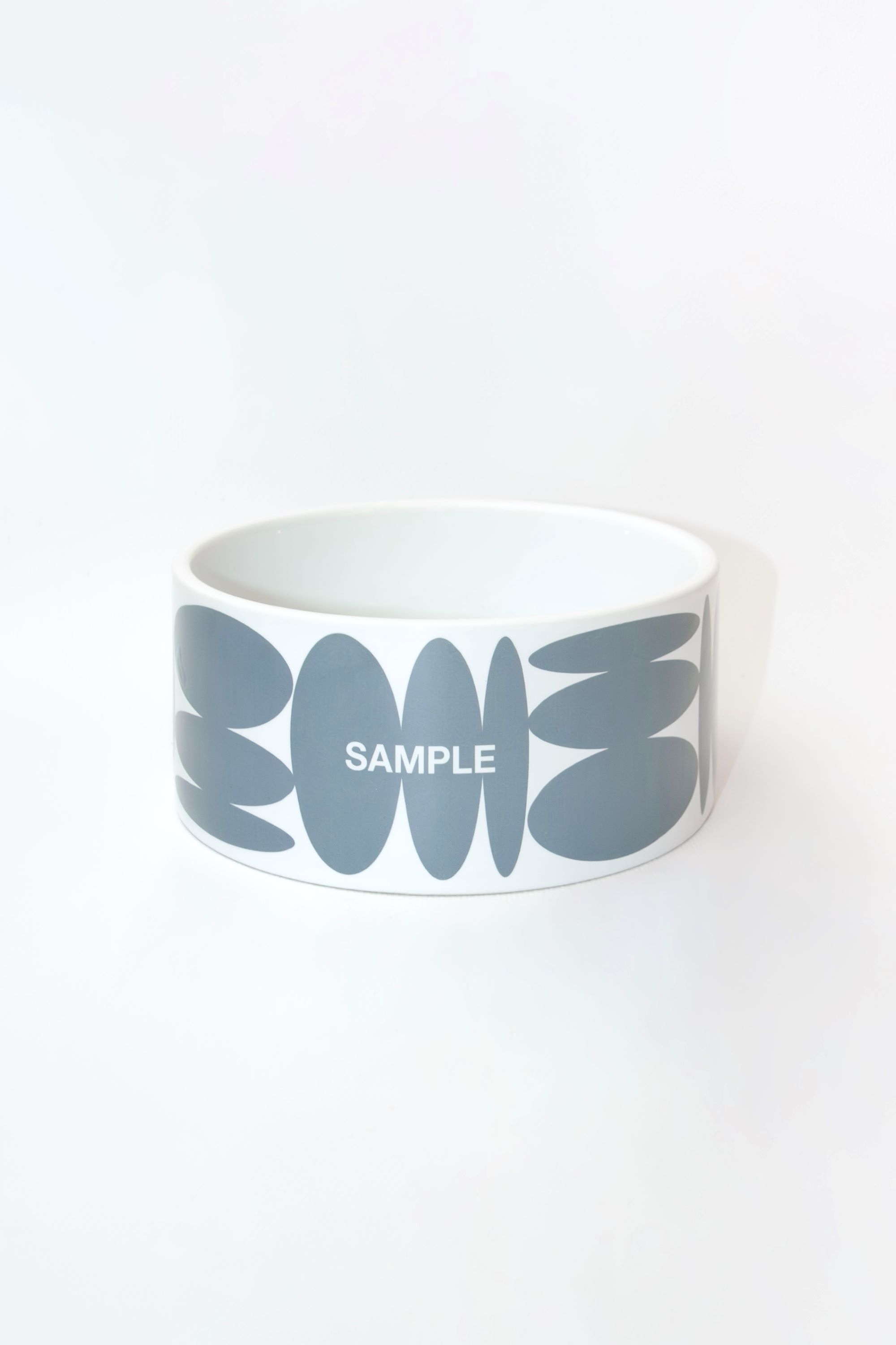 Миска SAMPLE.UNITS — белая керамическая миска для питомца с серым абстрактным узором и надписью SAMPLE.