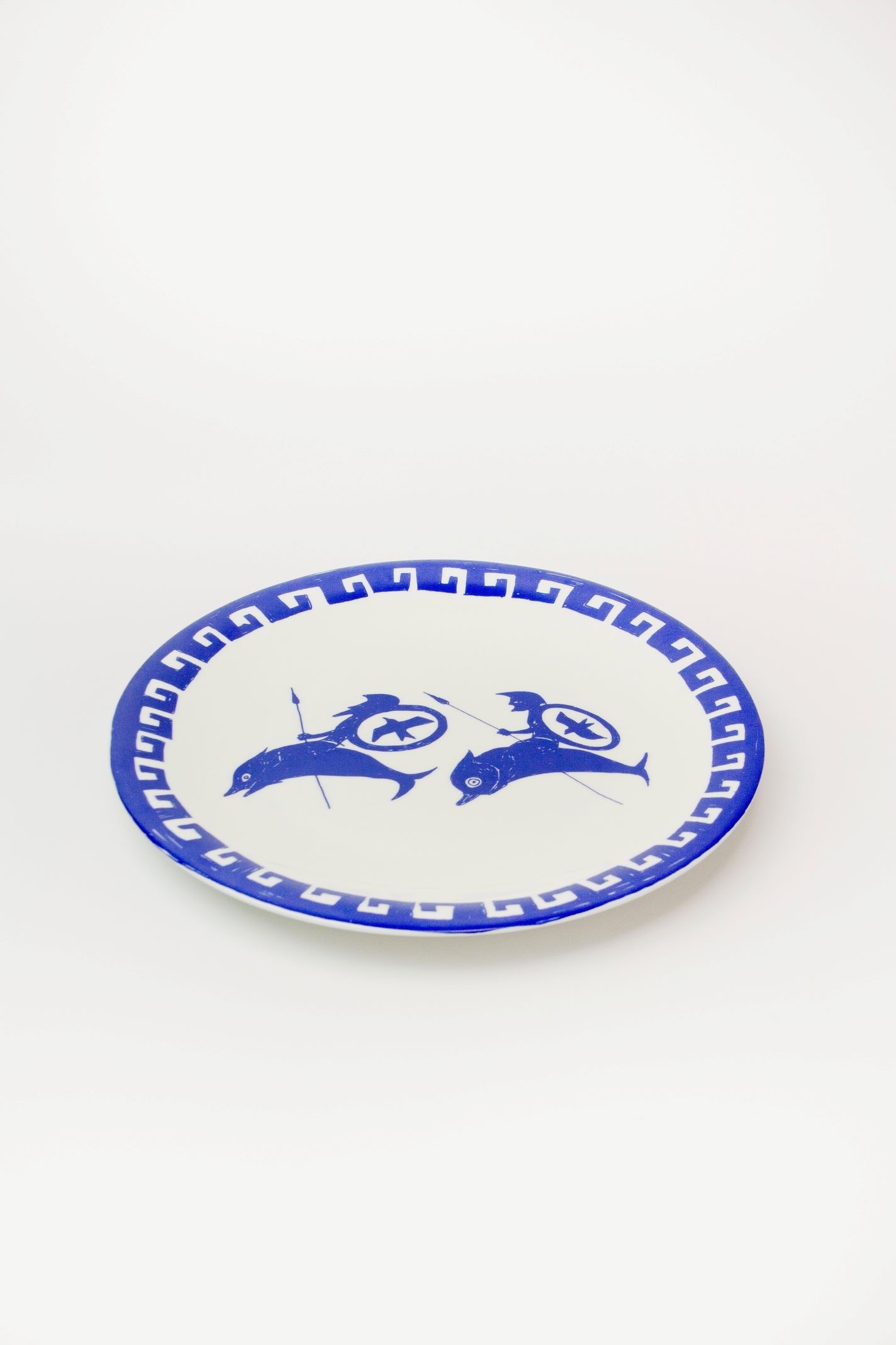 Тарелка SAMPLE x Алексей Дубинский, фарфор с синим орнаментом и рисунком, коллекционная, 2024