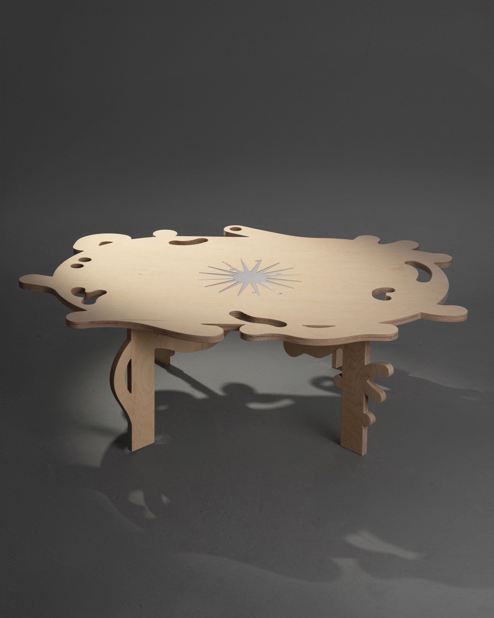 Стол «Не будет места» Саша Посох — дизайнерский стол из фанеры с ажурной кромкой, мастерская ROAR, 2024