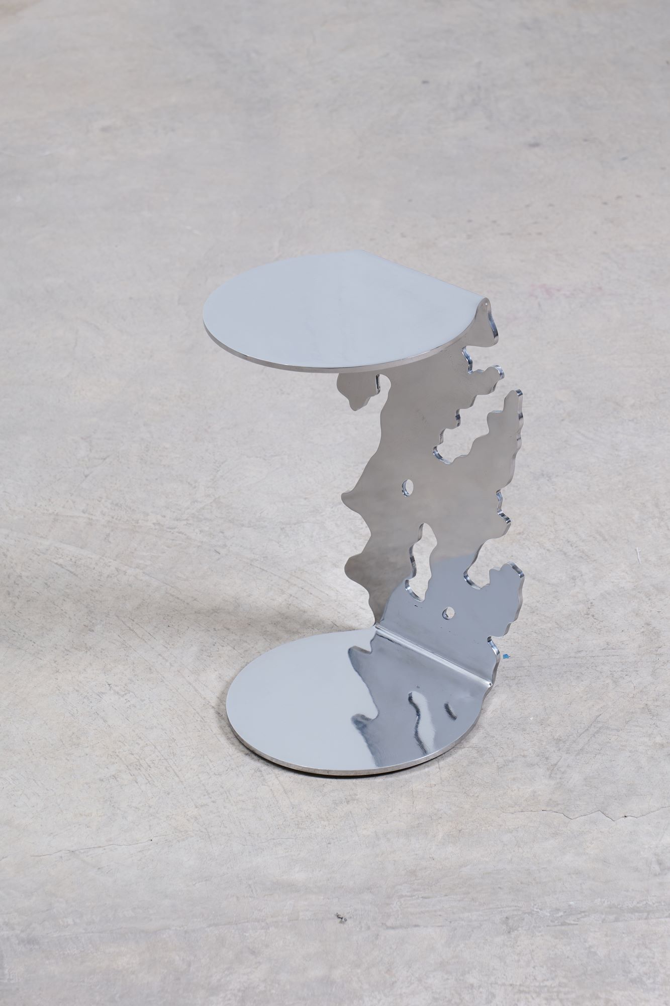 Журнальный столик FLOW из нержавеющей стали с абстрактной опорой, PRIMITIVE BURO, 2024