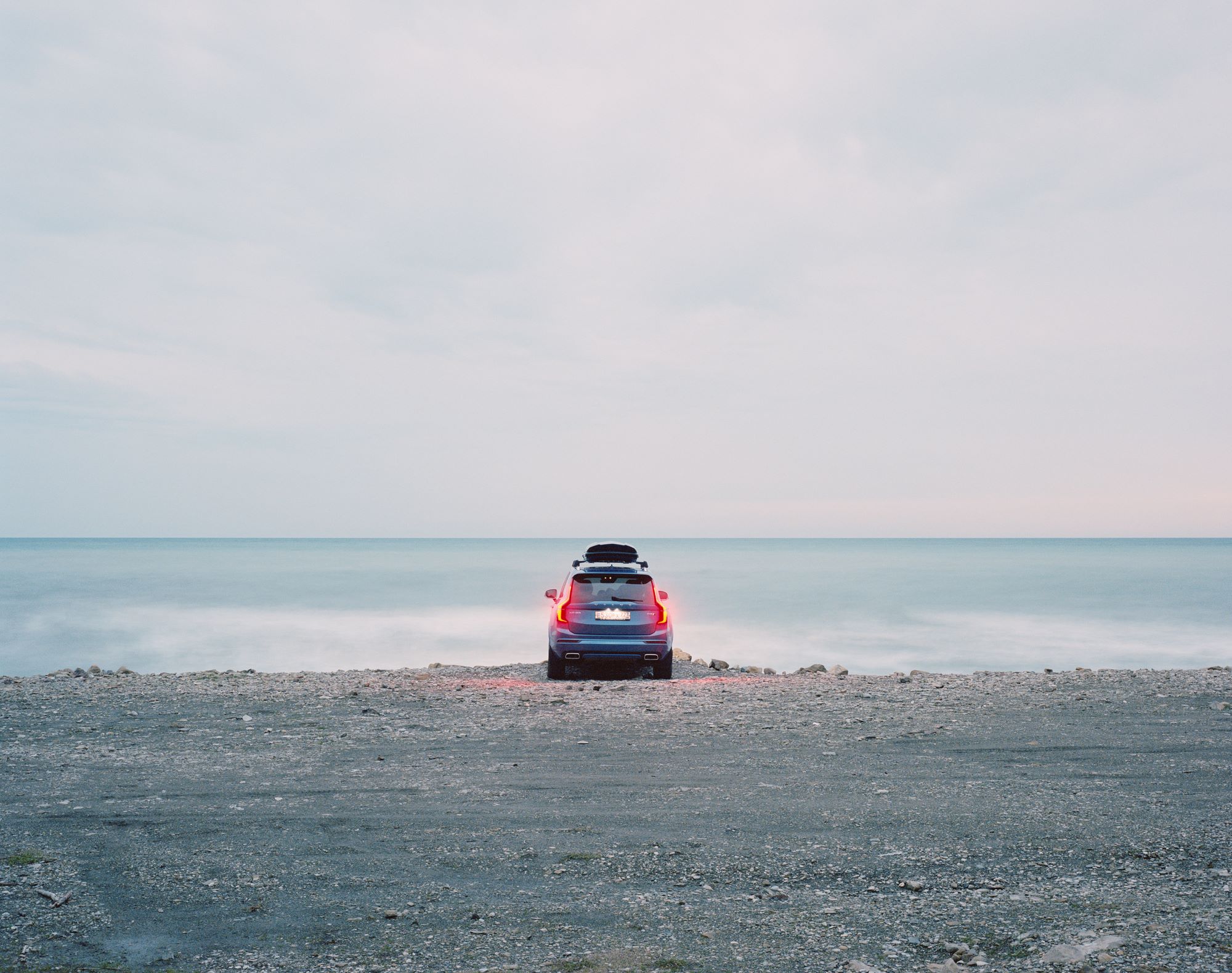 Сочи, сюжет для Fjallraven x Volvo — фото Леонида Сорокина, автомобиль у моря на рассвете, рекламная съемка, 2017