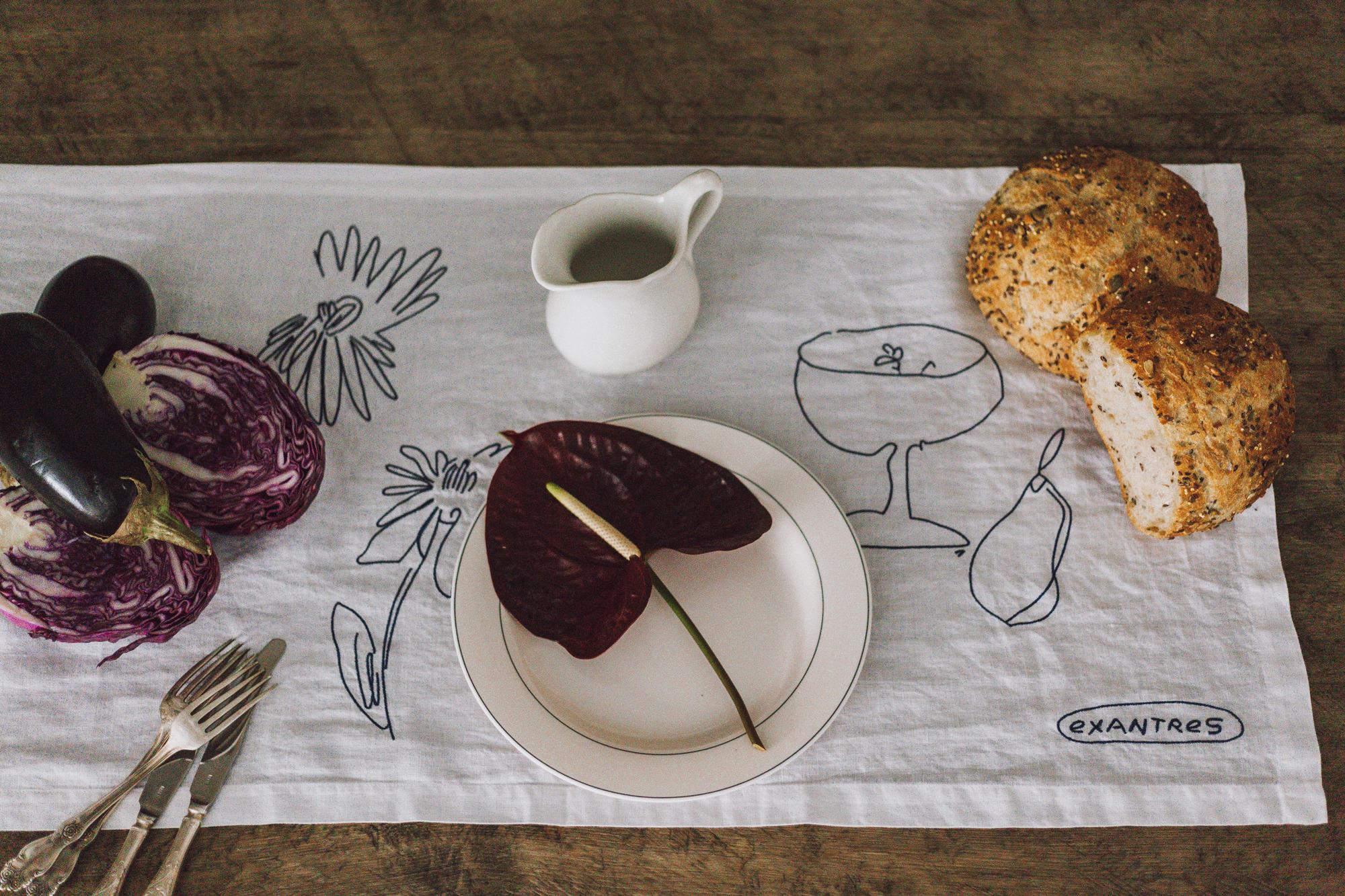 Раннер на стол SAMPLE x Exantres – льняная скатерть с вышивкой, сервировка с хлебом и овощами.
