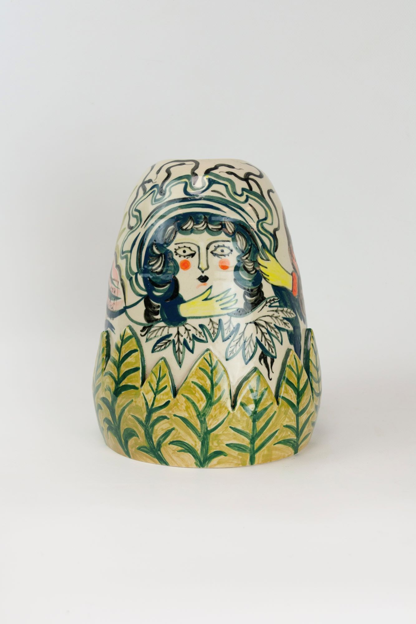 Керамическая “Ваза с медузой и солнцем” Лены Ашраф, 2023 год, высота 23 см, диаметр 17 см, цена 90 000 рублей