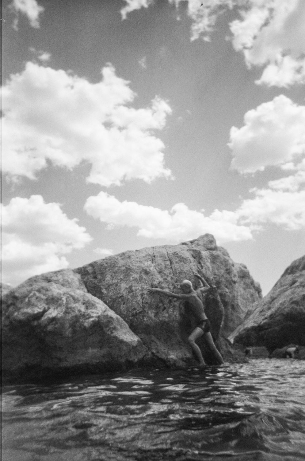 Черно-белая фотография мальчика у скалы, современное искусство, цифровая печать