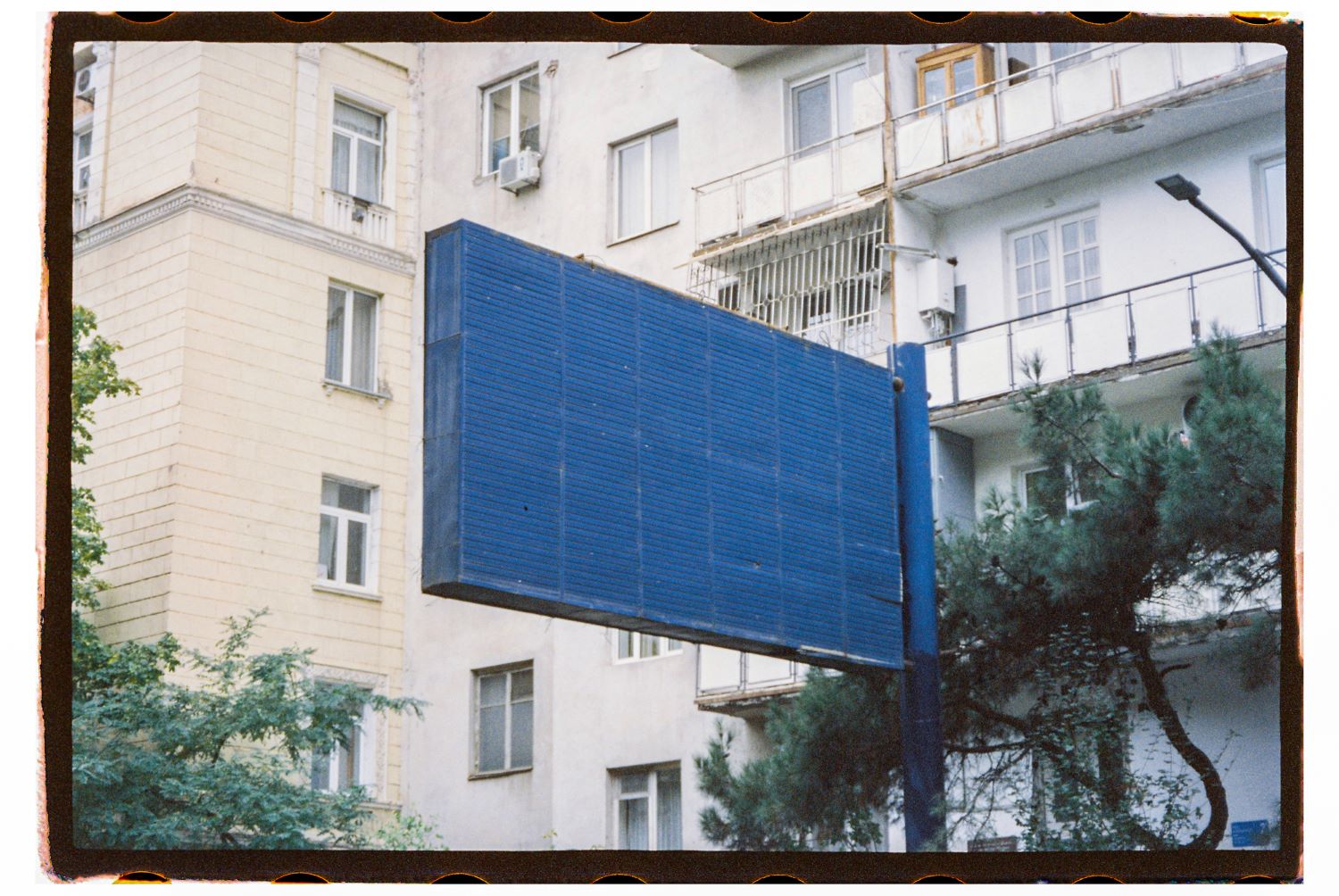 Фотография голубого билборда у жилого дома, современное искусство, Иветта Владимирова, 2023