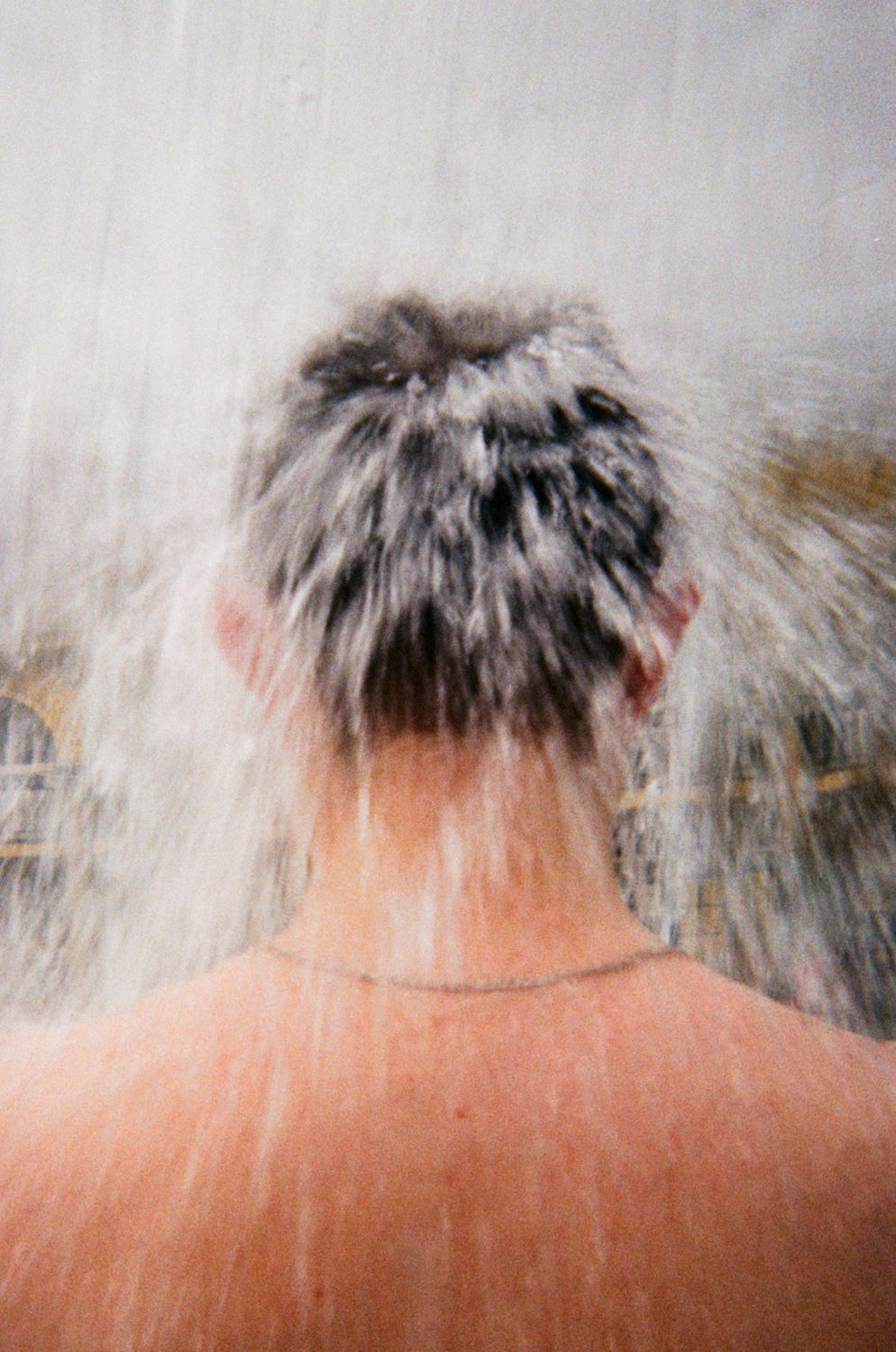 Фотография человека под струями воды, цифровая печать, современное искусство, Венгрия, 2020