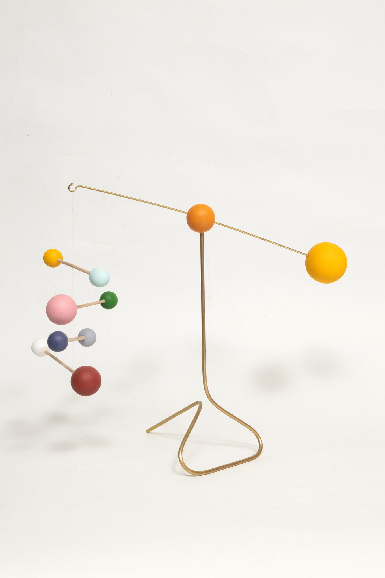 Кинетическая настольная скульптура Michelle с цветными шарами, латунь и дерево, арт-объект, Kinetic Levi