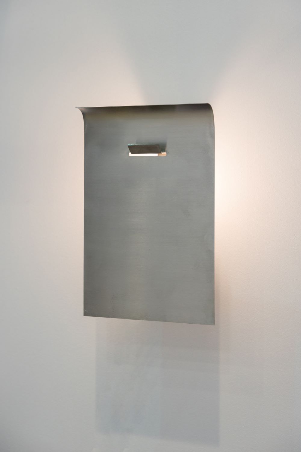 Дизайнерский настенный светильник с изогнутой металлической панелью, минимализм, бра из стали Swop