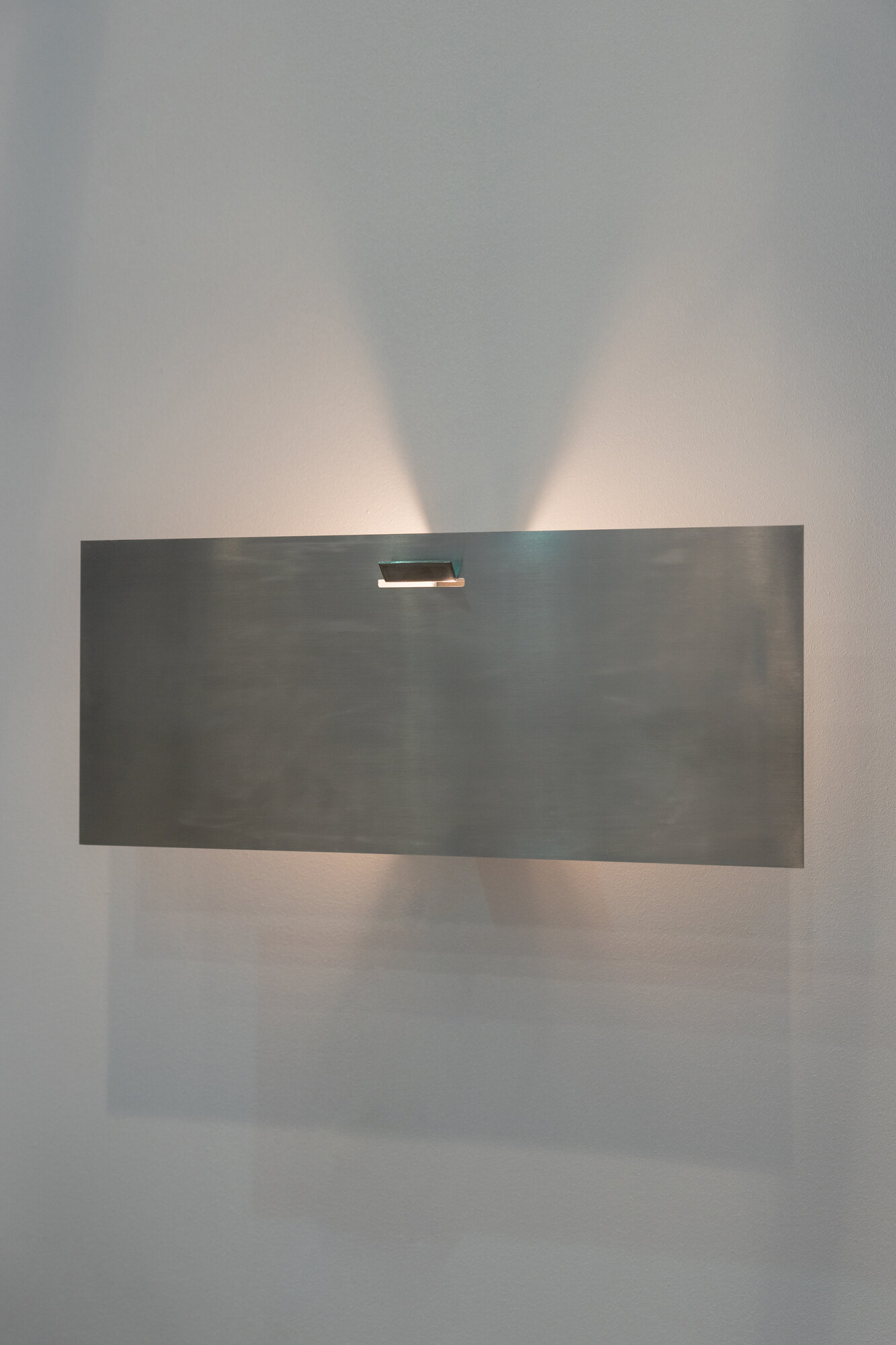 Дизайнерский бра с широкой стальной панелью, современный настенный светильник Swop 2023 из металла