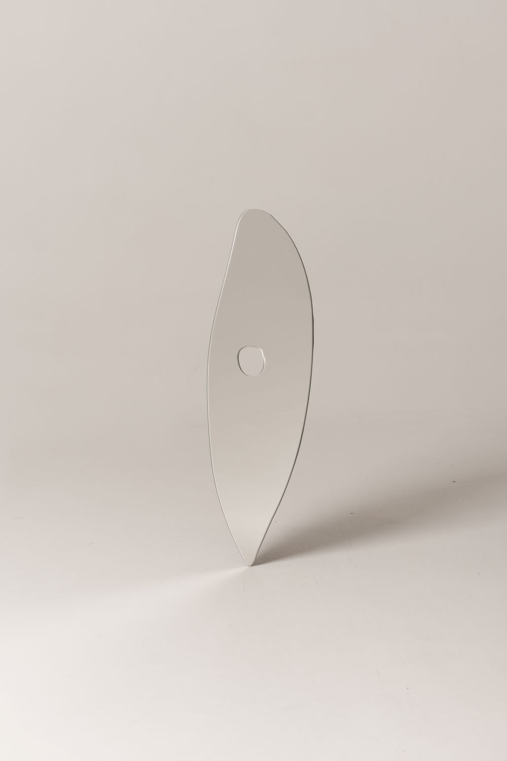 Зеркало №26 из серии «Нарциссы» от Saga — арт-объект из нержавейки, органическая форма, современный декор, 2022