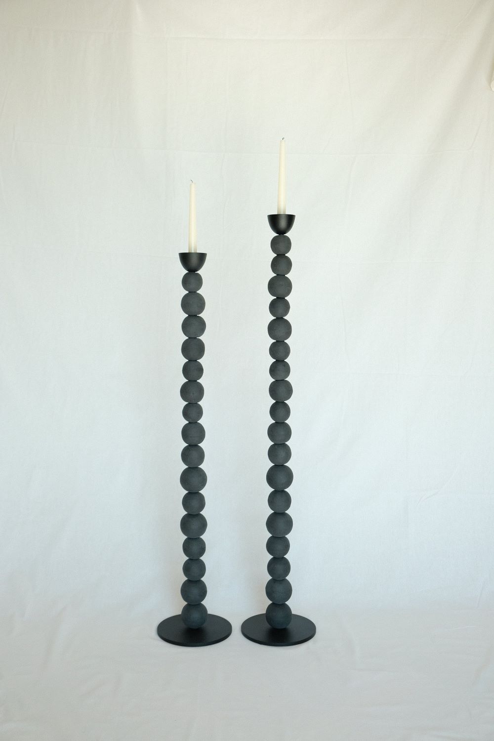 Пара высоких черных подсвечников из стали и шамота, авторский дизайн, арт-декор ручной работы