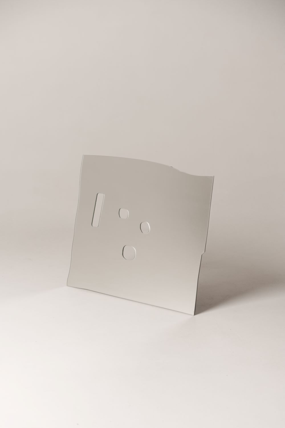 Зеркало №8 из серии «Нарциссы» — дизайнерский объект Saga с вырезами, нержавеющая сталь, Россия, 2022