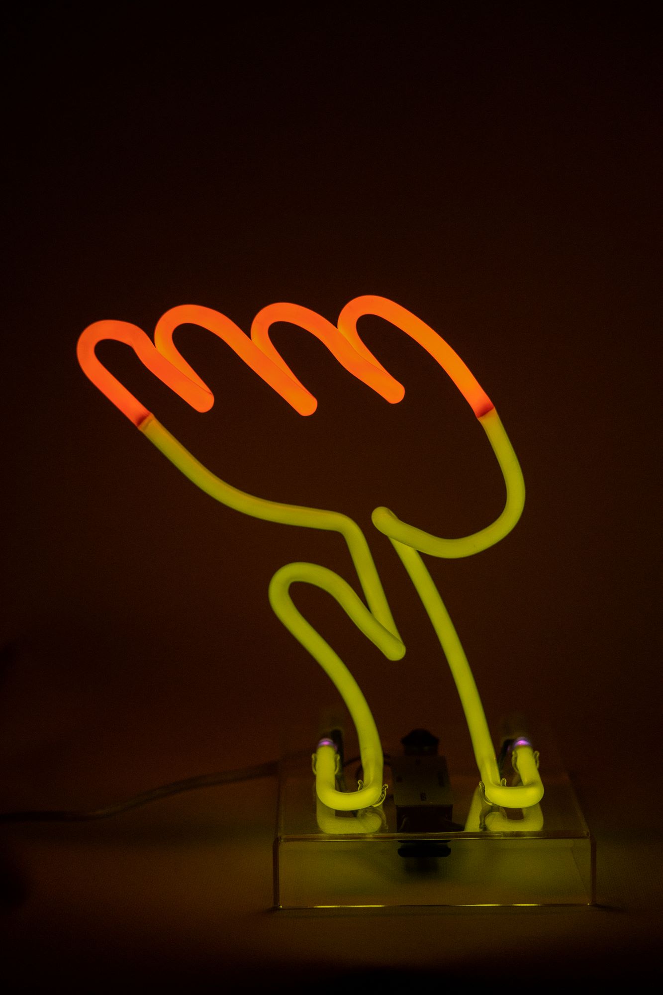 Жёлто-оранжевый неоновый светильник 