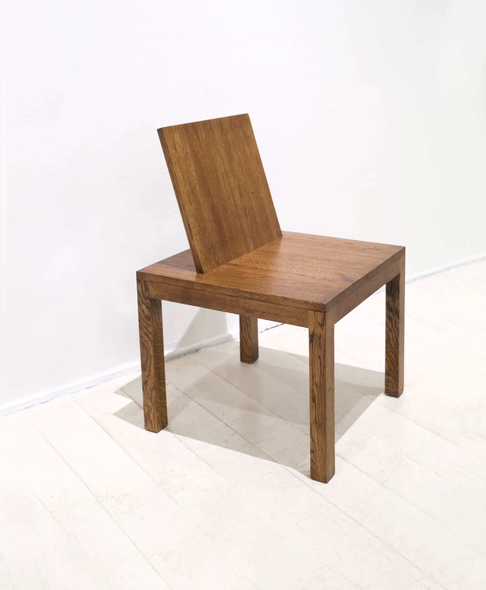 Простой геометричный деревянный стул с наклонной спинкой C_22