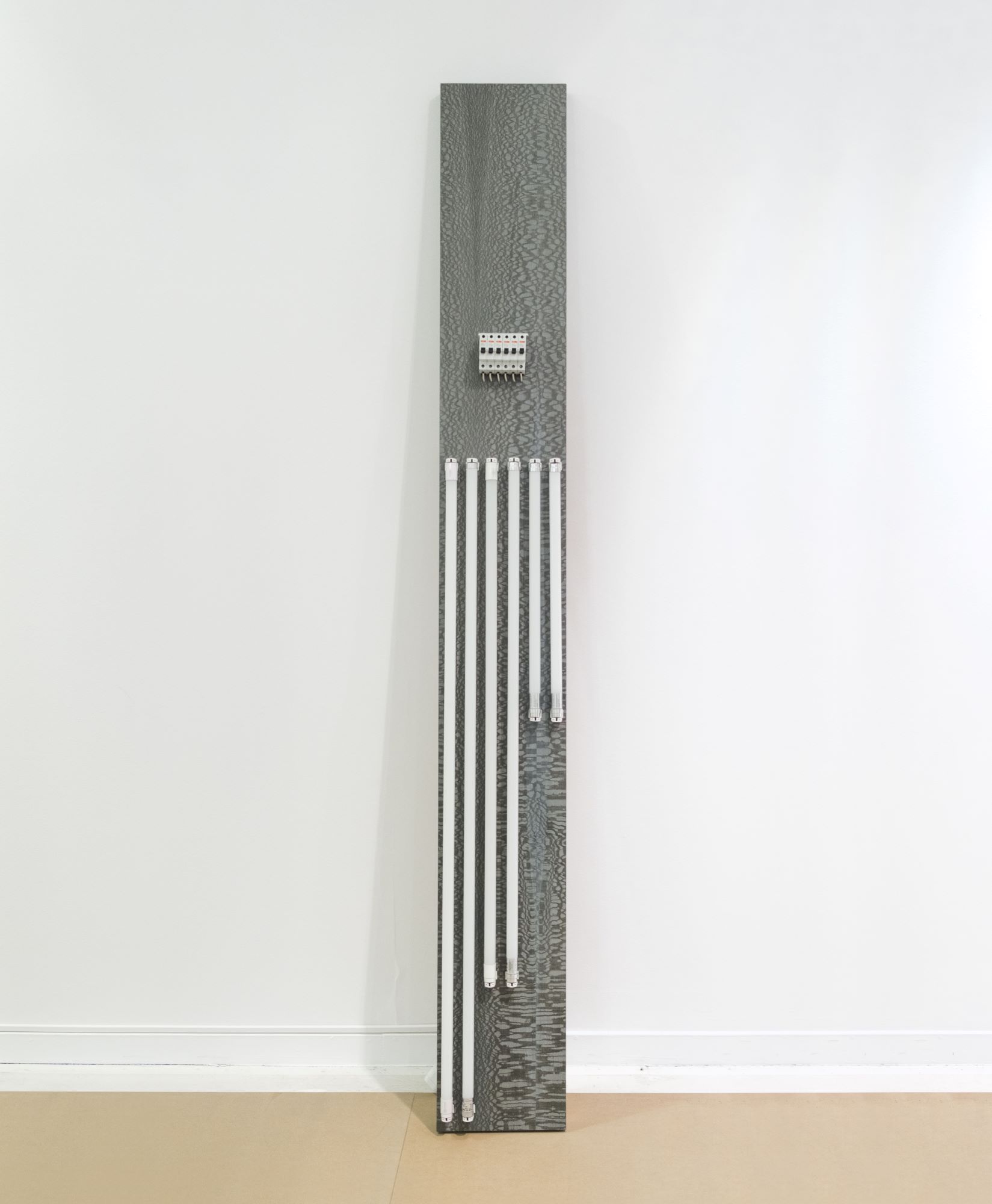 Вертикальный деревянный торшер с полосками света — модель L_19