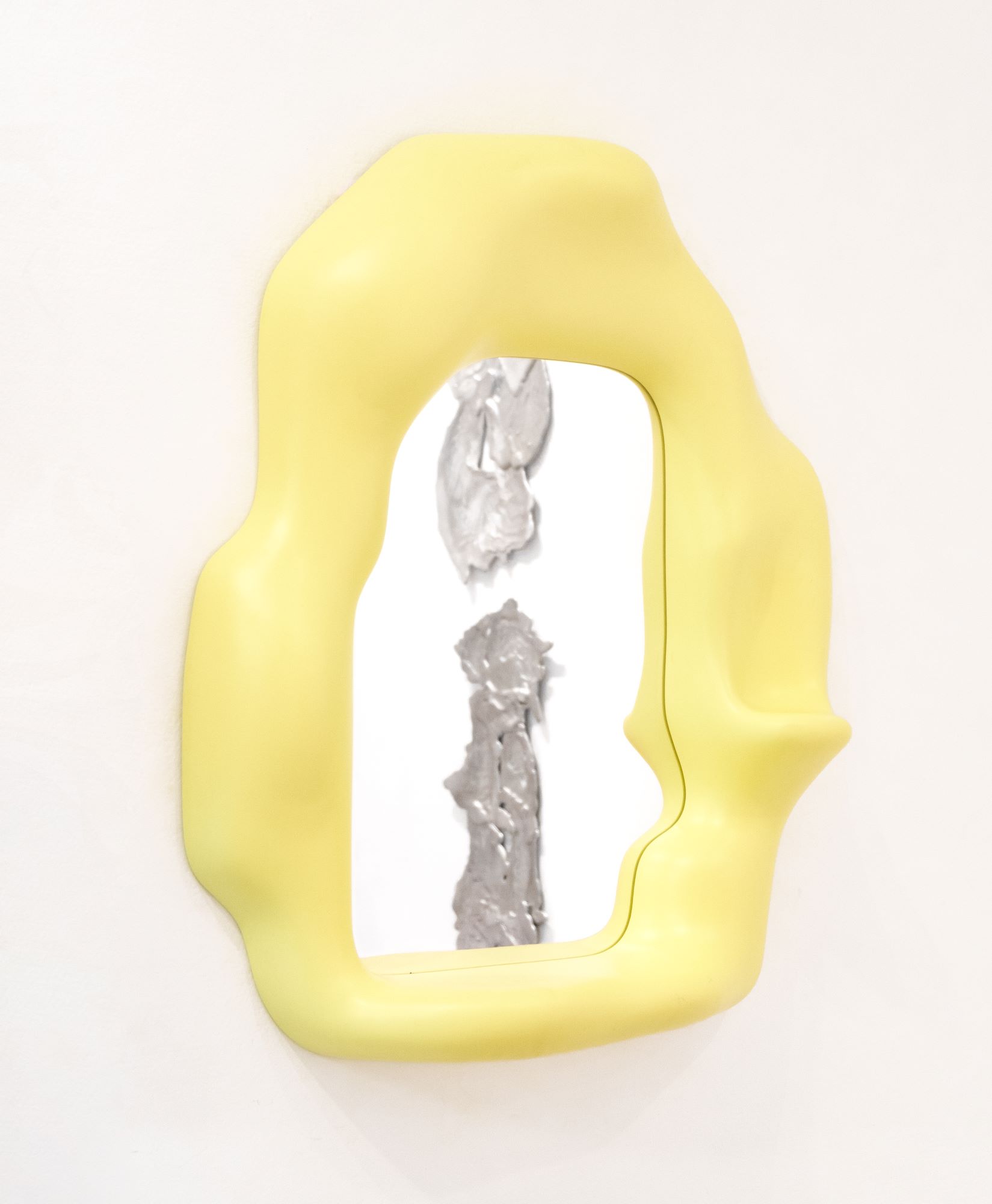 Яркое жёлтое зеркало с нестандартной рамой от Facultative works