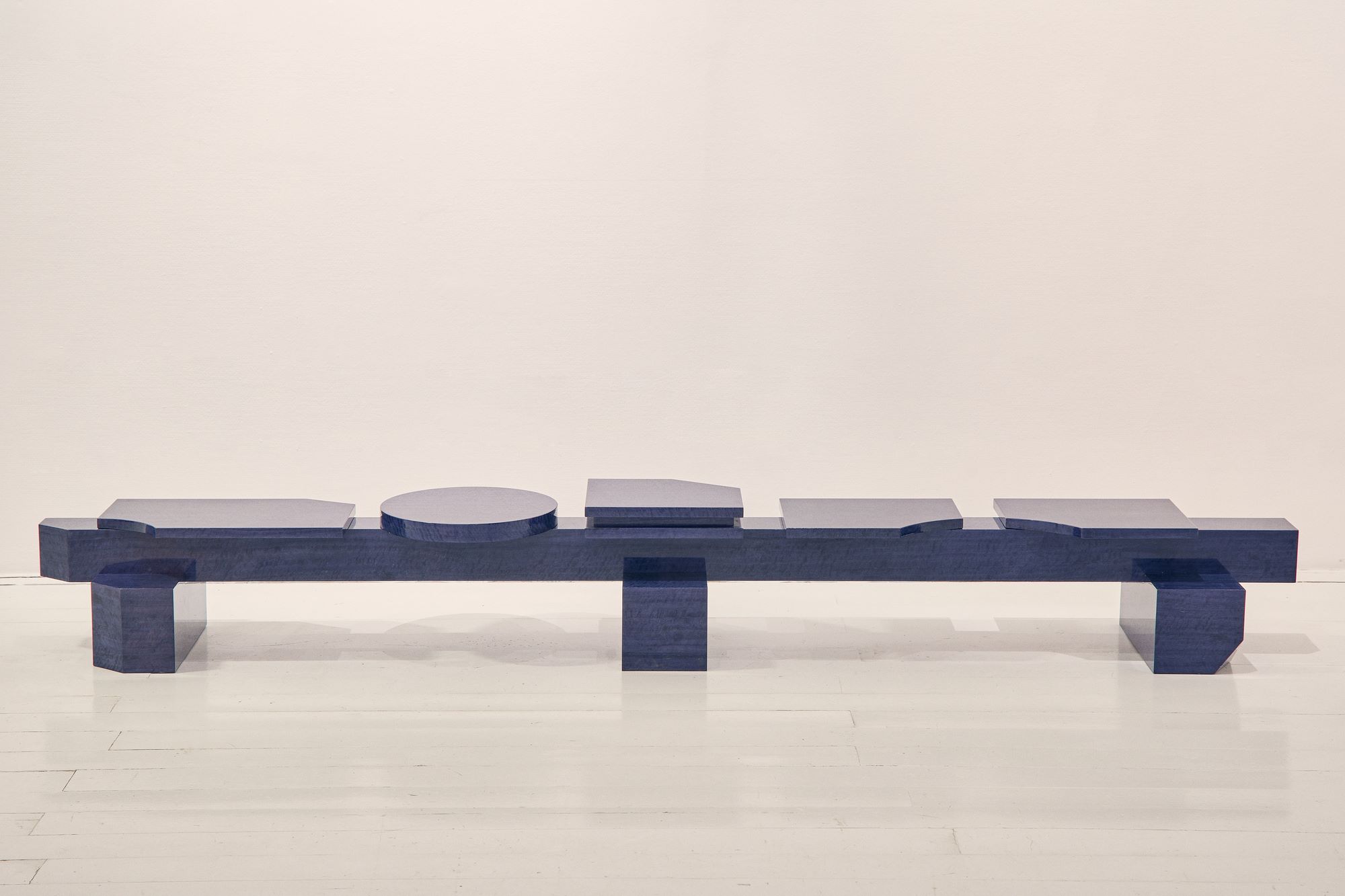 Длинная арт-скамья тёмного цвета SSB01L с геометрическими сиденьями